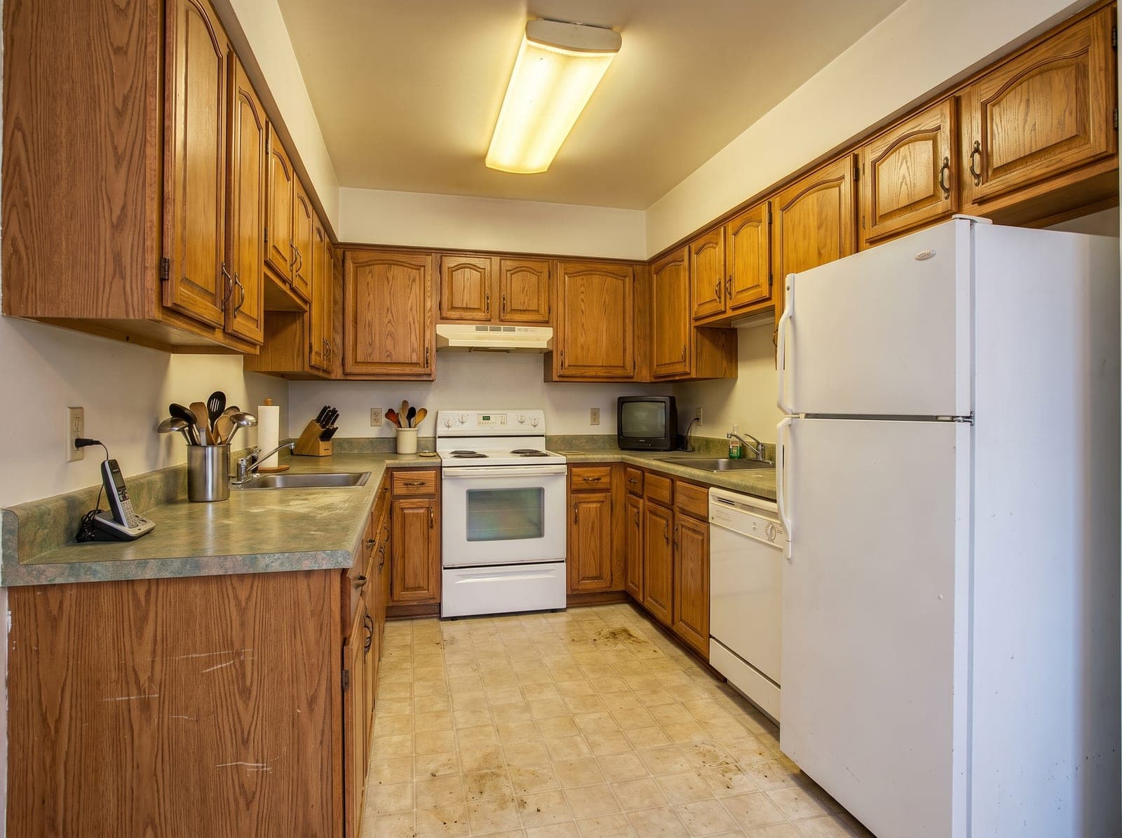 Dated 1990s kitchen before remodeling